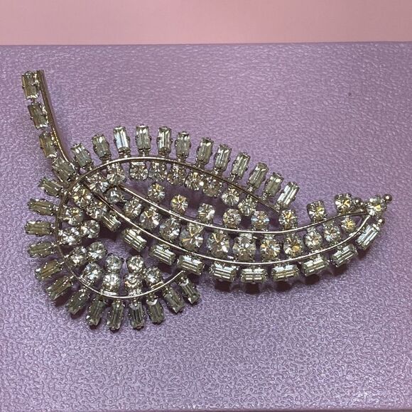 💛 Vintage Rhodium Plated Art Deco Crystal Leaf Brooch - Picture 3 of 6
